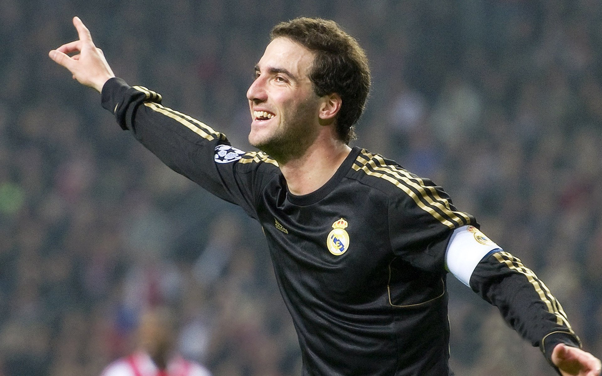 田径赛场焦点!阿根廷队对阵巴西队,老将回归赛场,再度燃起斗志